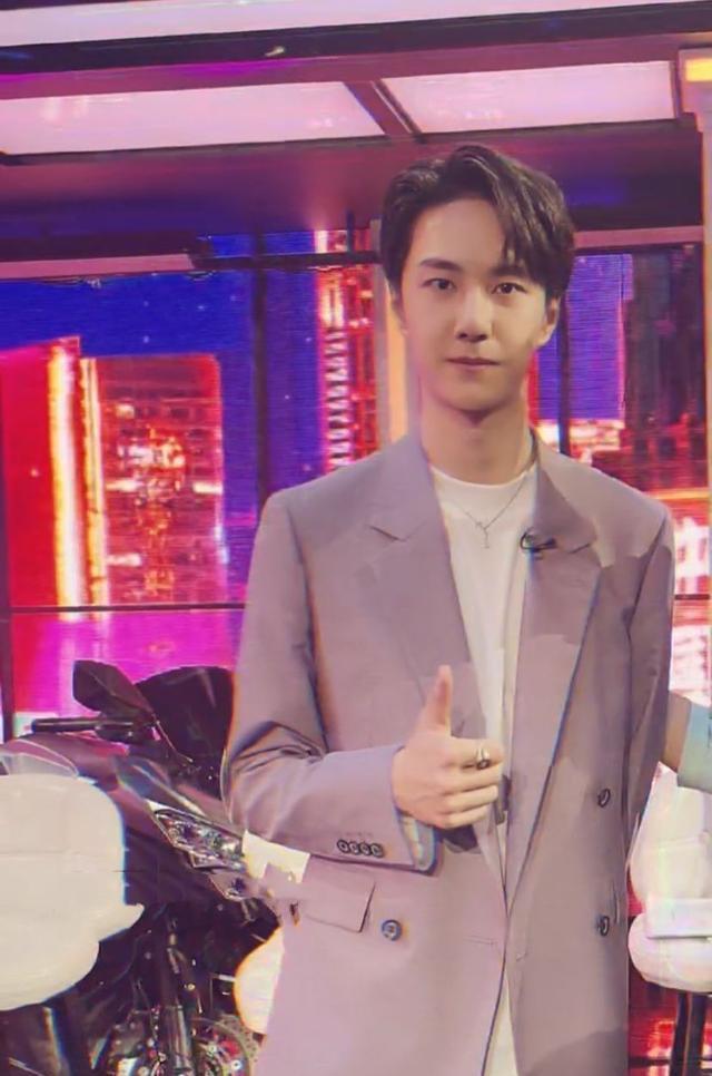 王一博骑摩托录"新春综艺",穿粉色西装亮相,后台被争着合影