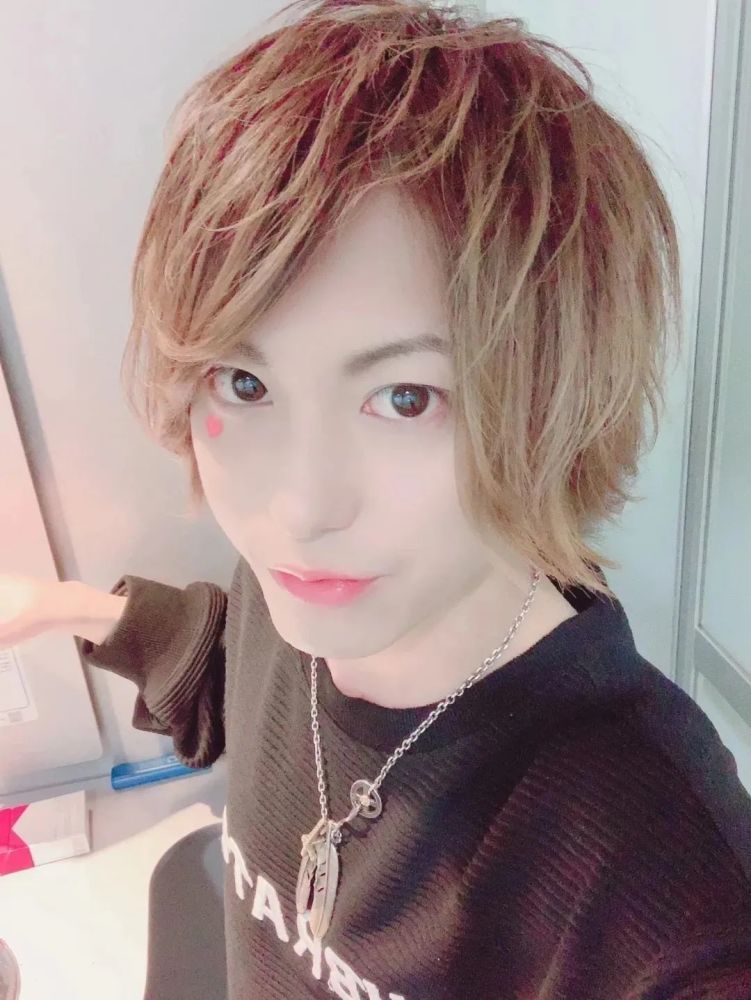 23日本女生为牛郎狂砸4000万,当看清长相,网友:审美堪忧!_腾讯新闻