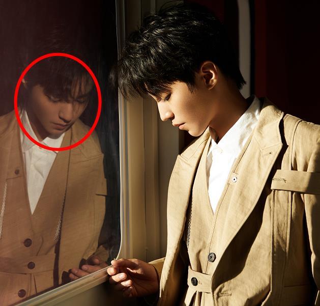 工作室晒王俊凯近照忘给镜子里的五官修图暴露小凯真实颜值