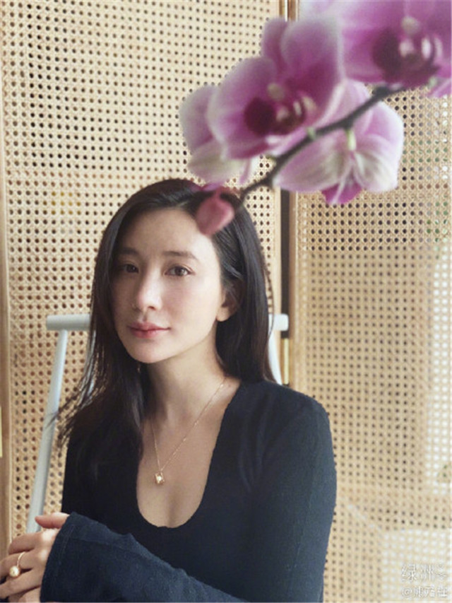 熊乃瑾晒近照温婉美丽笑容超甜曾因和王宝强结婚传言困扰多年