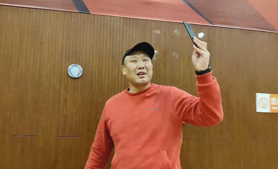 在模仿张彪动作,队内足球赛大秀球技后,他又在队内的中圈投篮中,秀了