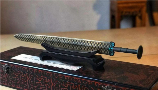 古墓发现"旧箱子",箱中藏绝世双剑,专家取剑居然被割伤!