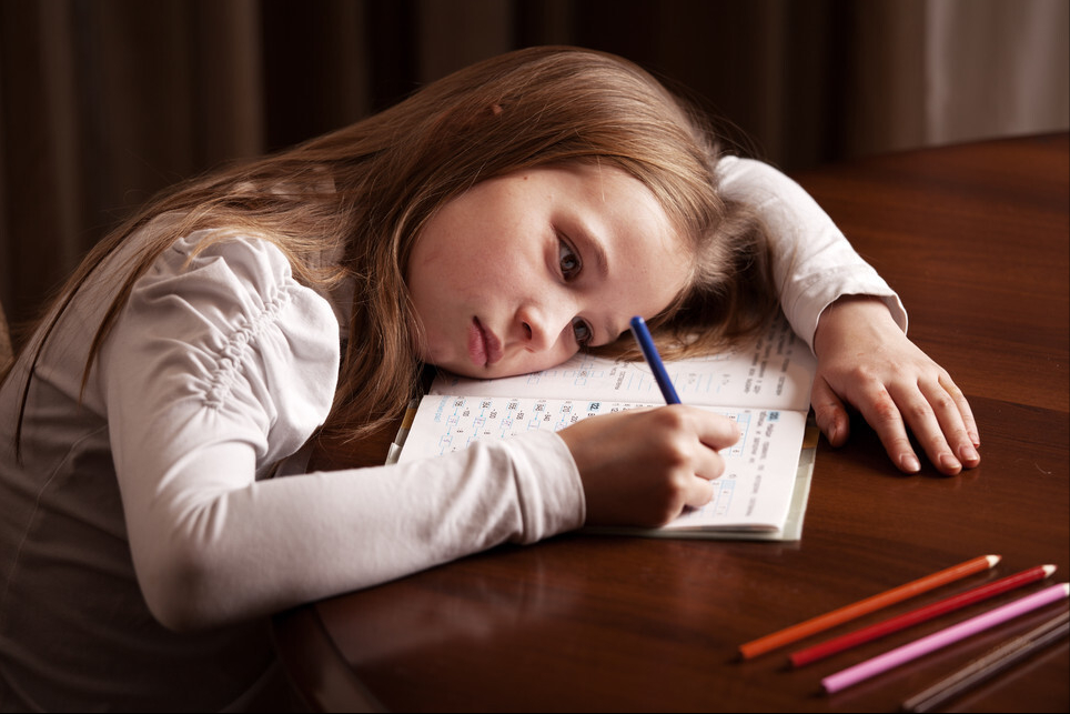 记得之前我们看到一个女孩,写作业到凌晨,实在太累了,想要趴着休息下