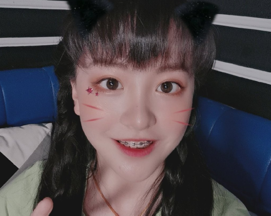 那扮演朵蜜天女的这位女孩子就是苗钟真了,她可以说是从小美到大的人