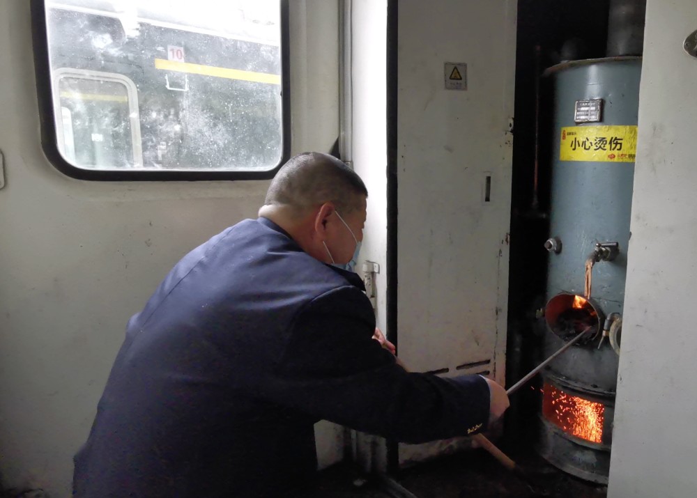 关注春运|行将消失的工种 即将退休的老夏