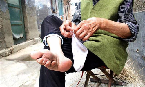 但实际上,男子的这种优越感却是需要女子的血泪去铸就的.