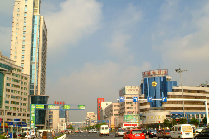 像萬善公園內的萬壽塔,開泰橋,葛城遺址,天地石刻園,龍慶禪寺,總前委