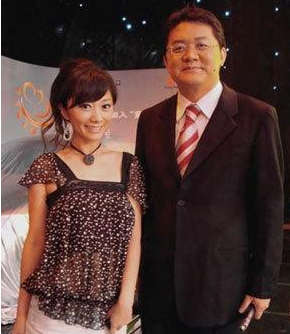 央视主持张斌被曝情人无数大闹发布会的亿万夫人胡紫薇活成笑话