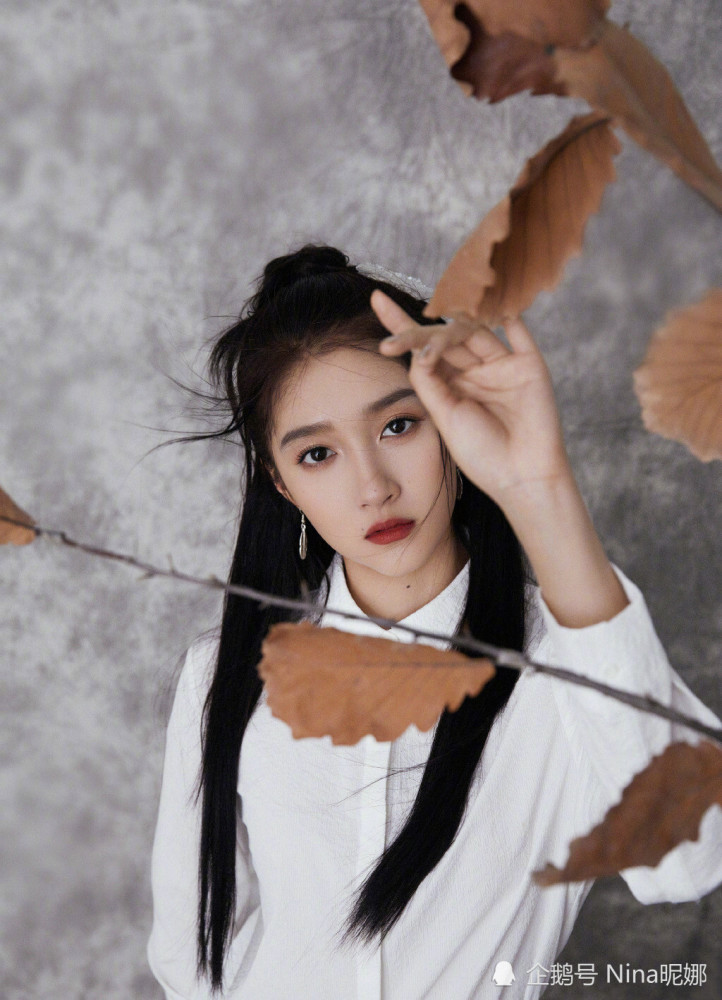 23岁关晓彤美上央视留长发扎丸子头穿黑白裙宛如侠女尽显英气豪姿