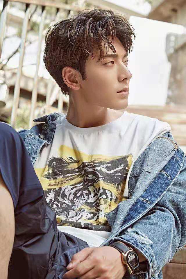 陈翔表示自己在2017年6月份就已经与毛晓彤分手,而陈翔与江凯同在陈翔