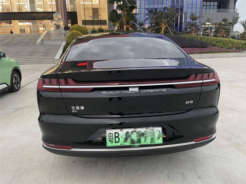比亚迪e9上牌实车现身,前脸似奥迪a6l气场足,搭载汉ev同款动力_腾讯