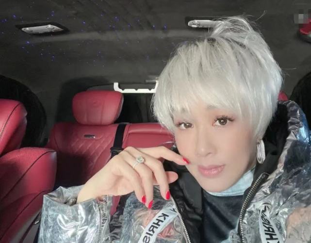 50岁钟丽缇换新发型!剪超短发染白发太作妖,高调秀鸽子蛋钻戒