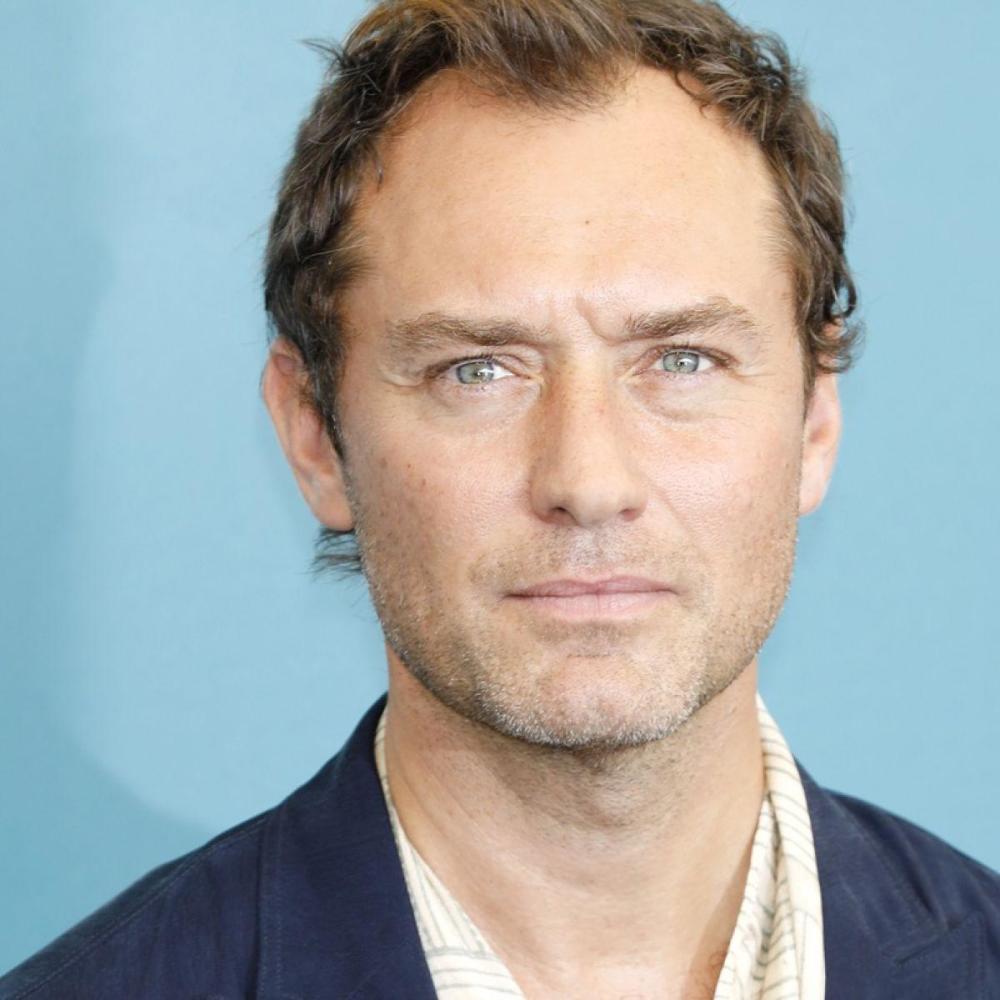 裘德洛26岁儿子像憨憨,穿衬衫只扣一颗扣,肚子上的肥肉有三层!