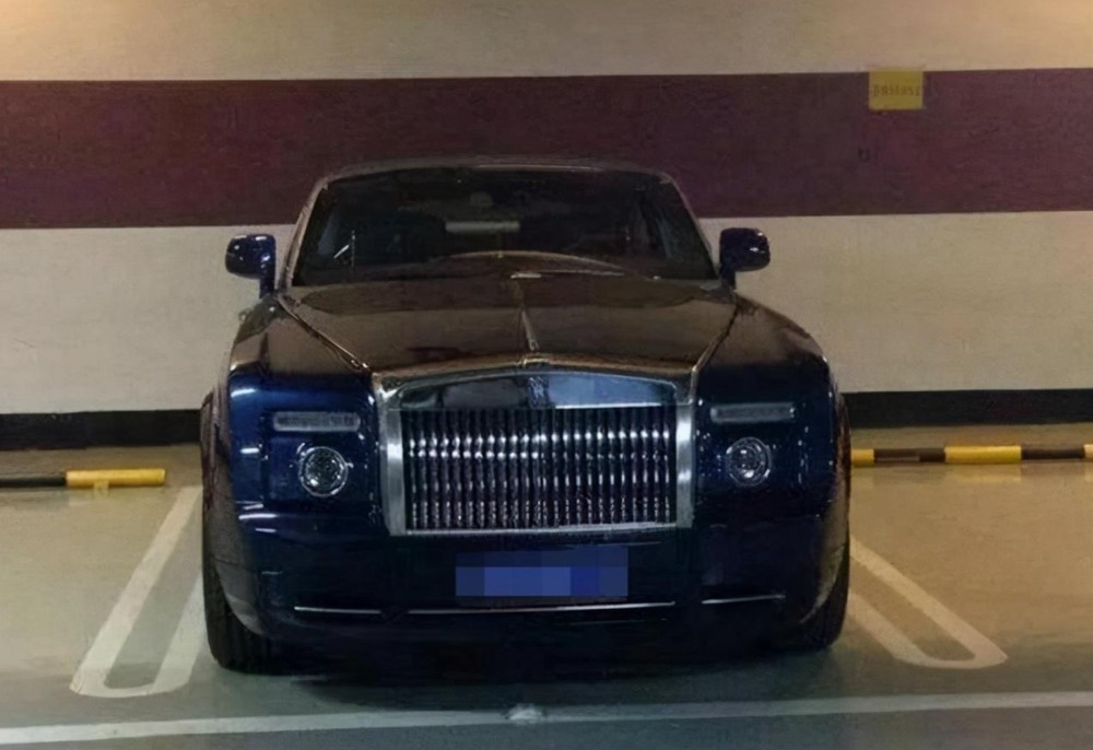 "京a"劳斯莱斯霸占两车位,在车头贴a4纸,物业看到:管不了