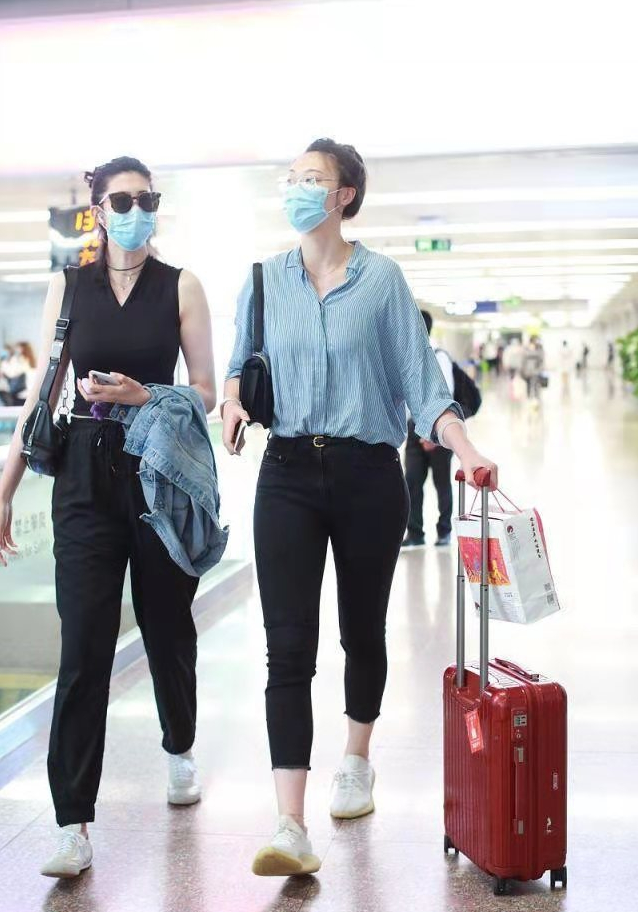 惠若琪薛明机场照,薛明上围更饱满,惠若琪有韵味,回头率十足!