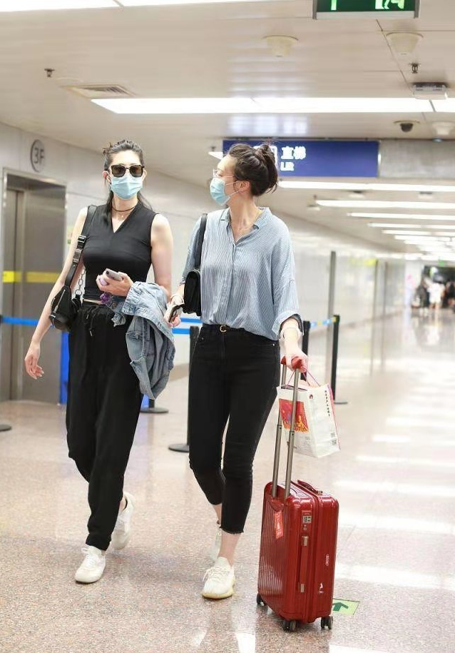 惠若琪薛明机场照,薛明上围更饱满,惠若琪有韵味,回头率十足!