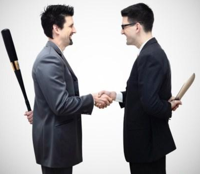 工作中听到别人在背后议论你该咋办3个绝招助你脱离尴尬境地