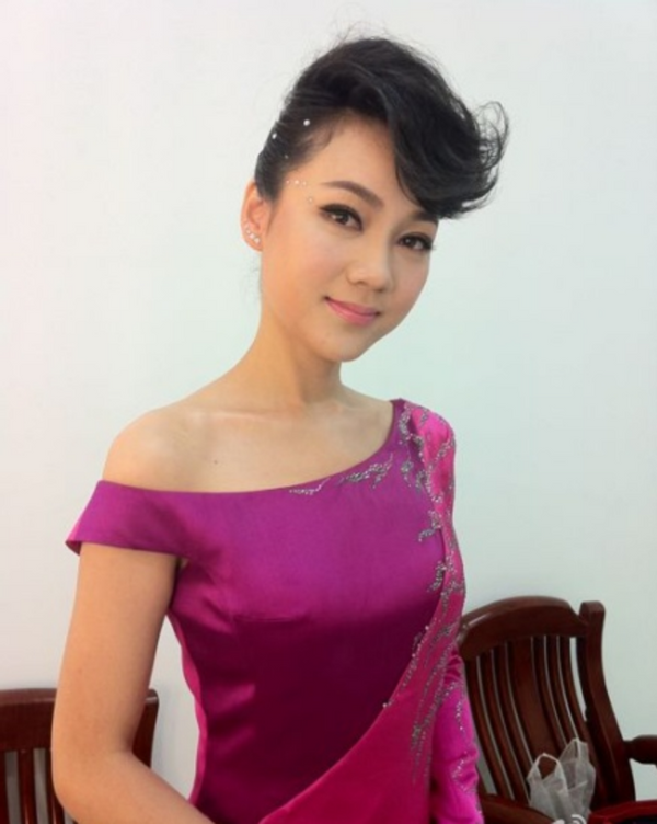 安徽台一姐周群近照好美47岁扎马尾嫩过18少女却暴露高发际线