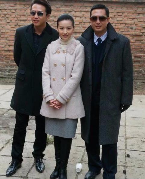 董洁再演经典剧父母爱情,造型还是挺清纯的,就是脸太老了!