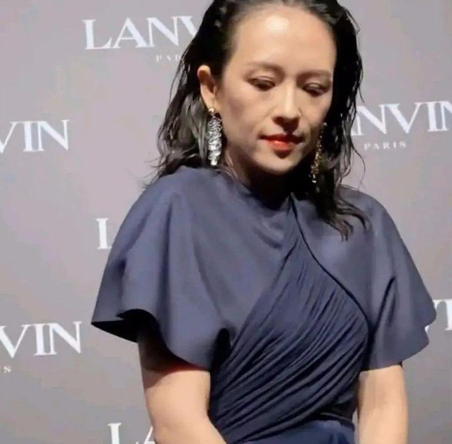 章子怡近照皮肤粗糙法令纹很明显气质好也改变不了衰老