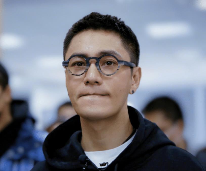 45岁陈坤现身扫楼活动寸头造型帅气十足盛世美颜都没这么好看