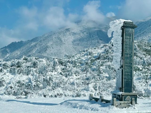 泥巴山垭口观景台图片