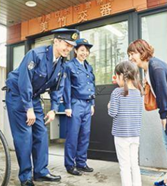 日本警察是什么样的 为什么他们会跪着执法 执勤时要拿根棍子 腾讯网