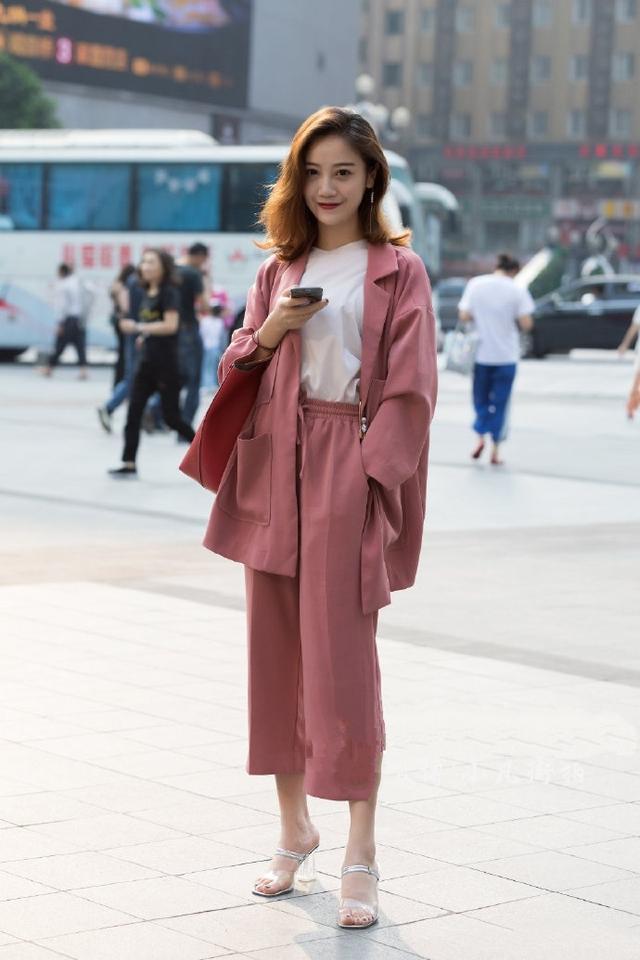 美女们休闲的搭配简单大方美观,非常适合气质女人的穿着