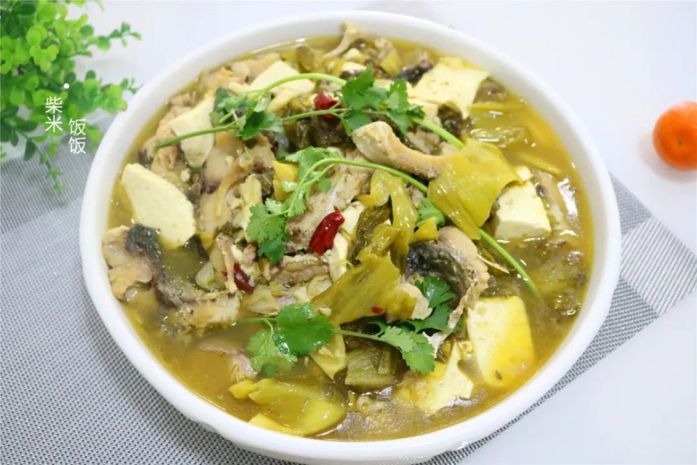 我家吃鱼,最喜欢这懒人做法,三种食材一锅炖,出锅连汤也不剩