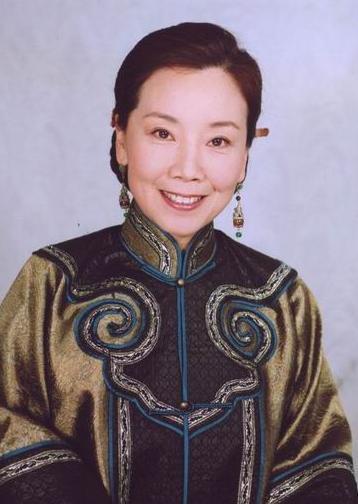 她出道45年无绯闻,被大学同学独宠47年,38岁儿子也很帅气