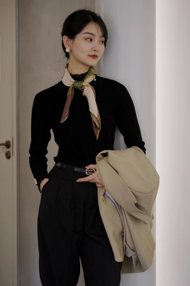 搭配能力不强的女士担心无法将丝巾的作用发挥出来,其实可以采取一种