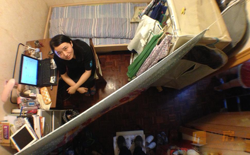 疫情后的这对香港情侣蜗居在5平米的棺材房还失去了收入来源