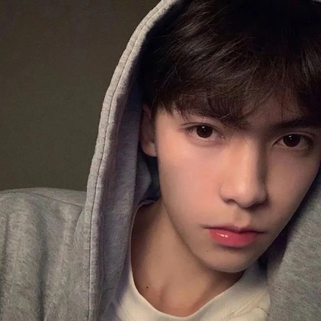 高冷男生头像星星醉酒到处乱跑