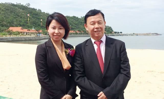 本靠卖豆腐为生,父亲突然告诉他家里在深圳有块地,今成百亿富豪