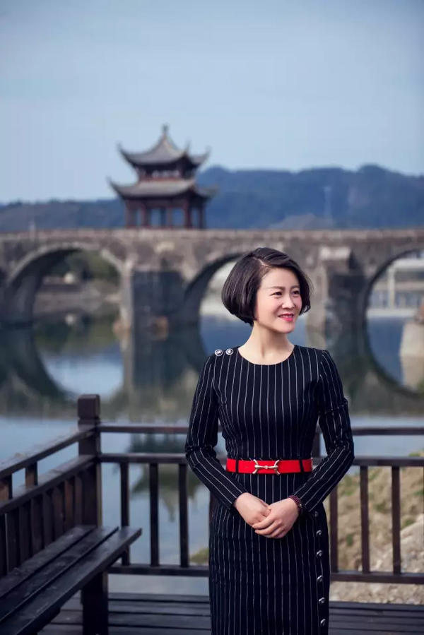 女镇长拍写真走红网友颜值高靠谱吗