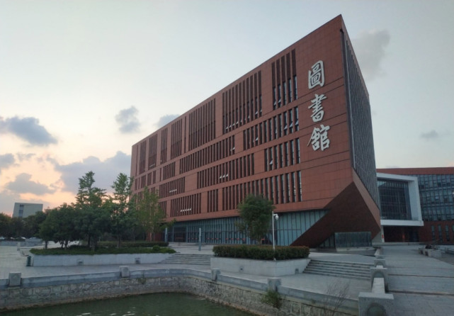 南京中医药大学翰林学院位于江苏省泰州市,是2005年5月经教育部批准