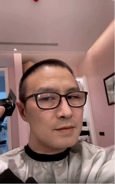 而汪峰本人也是非常有梗,还在媳妇的微博下方评论:"明天还有大事发生