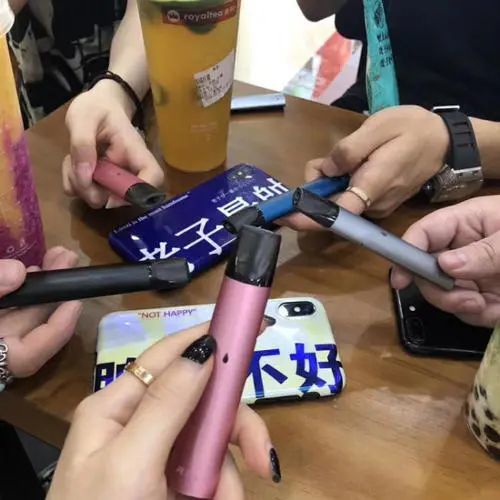 决定亲自下场造"烟",她琢磨出一个方法,用电子雾化器对尼古丁进行超声