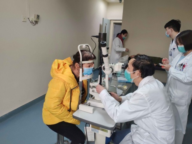 黄明海医生为莫女士检查眼睛