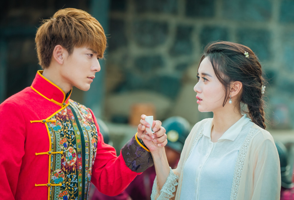 毛晓彤怒曝与陈翔录音,男方亲自承认曾光着上身与江铠同共处一室