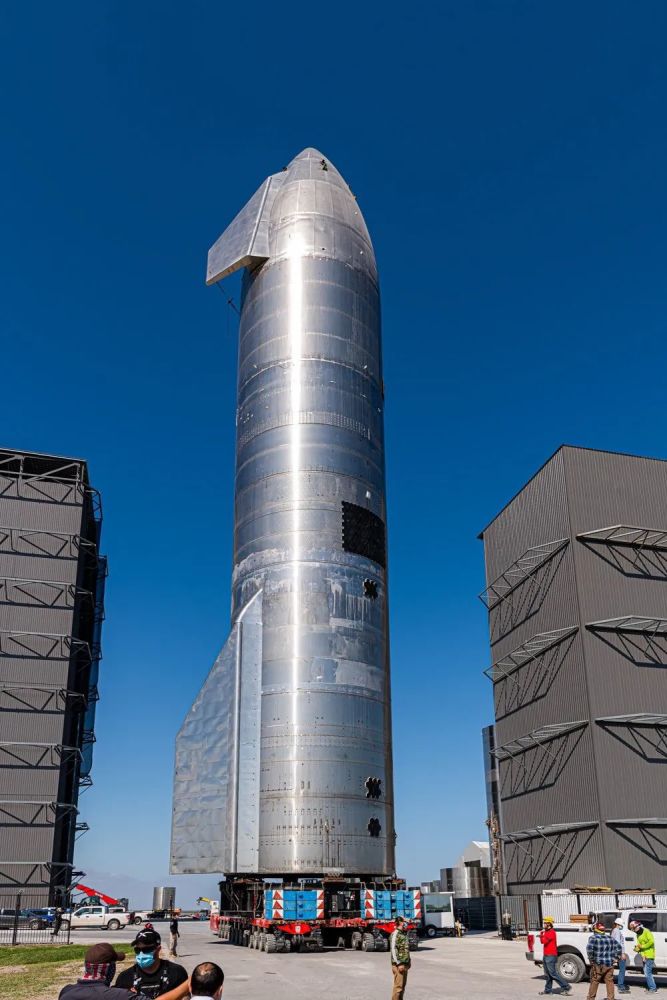 星舰sn9和星舰sn10同时矗立在发射台