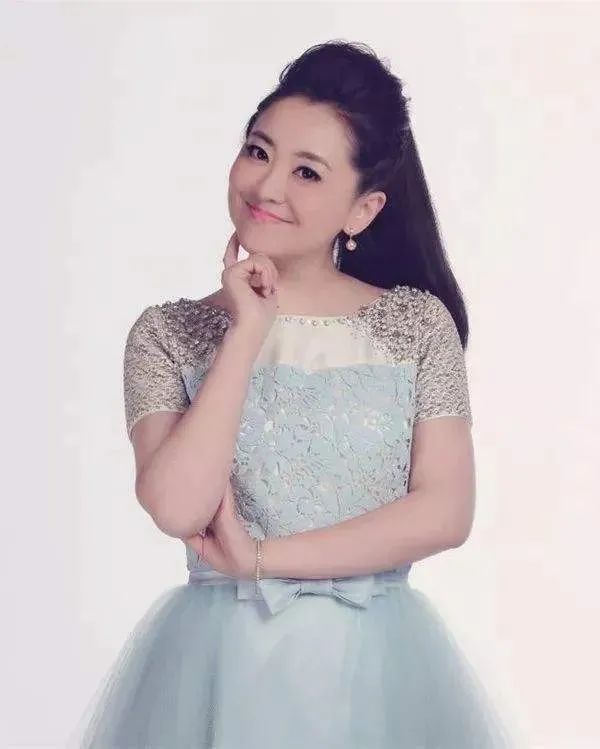 月亮姐姐王昊:39岁为富商高龄产子,42岁被老公儿子宠成少女,没怎么变