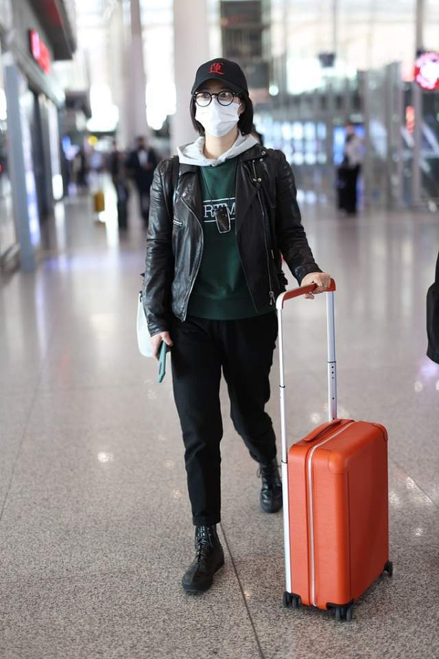 蒋欣真是瘦了不少,穿得松垮垮的也不显胖了,高挑身材真吸睛