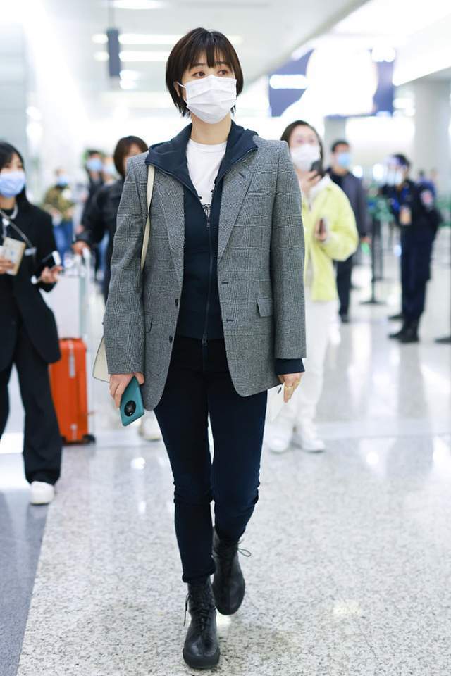 蒋欣真是瘦了不少,穿得松垮垮的也不显胖了,高挑身材真吸睛