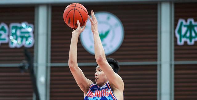 目前新疆队三分球命中率最高的是本赛季异军突起的小将刘力鹏,截至本