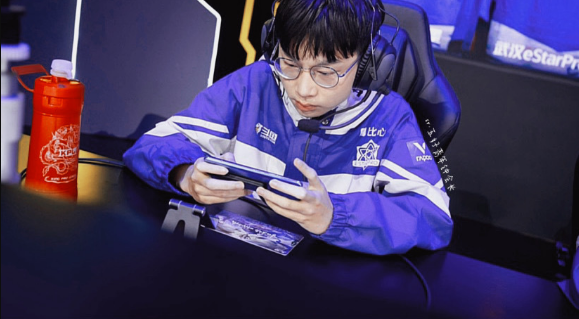 estar上单梓墨巅峰赛五排挂机女友晒出聊天记录后网友们怒了