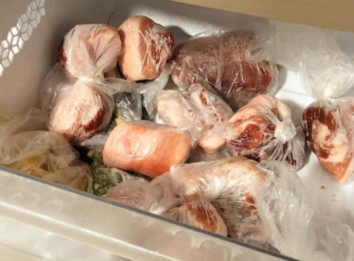 还有就是把猪肉放到冰箱里冷冻的时候,最好是可以用塑料袋把他们一个