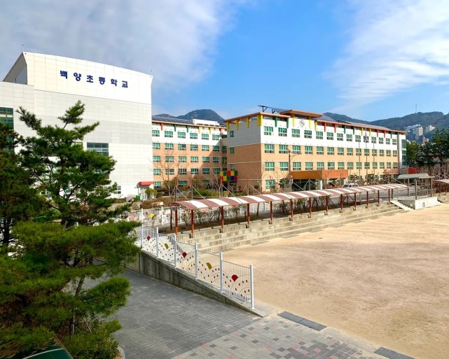 hit当练习生,从釜山转学去了江南,高中则是在首尔艺高就读,因此小编要