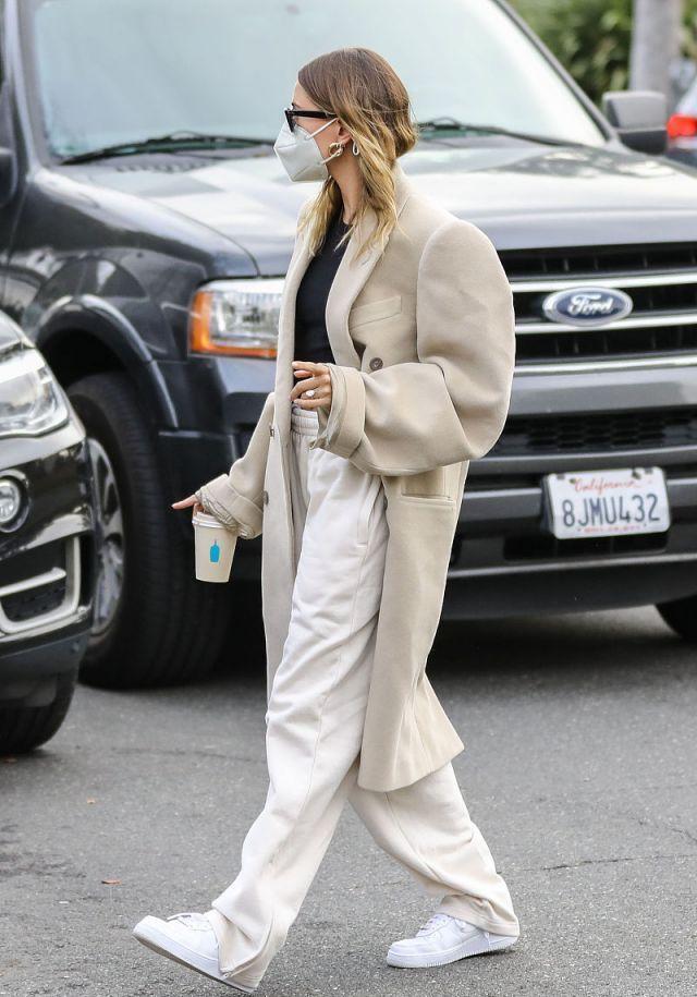 海莉鲍德温穿宽松大衣搭配运动裤单手插袋很有大牌范太潇洒