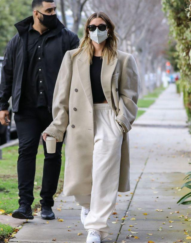 海莉鲍德温穿宽松大衣搭配运动裤单手插袋很有大牌范太潇洒